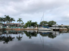 Hudson wide canalfront with 10,000 lb lift & floating dock